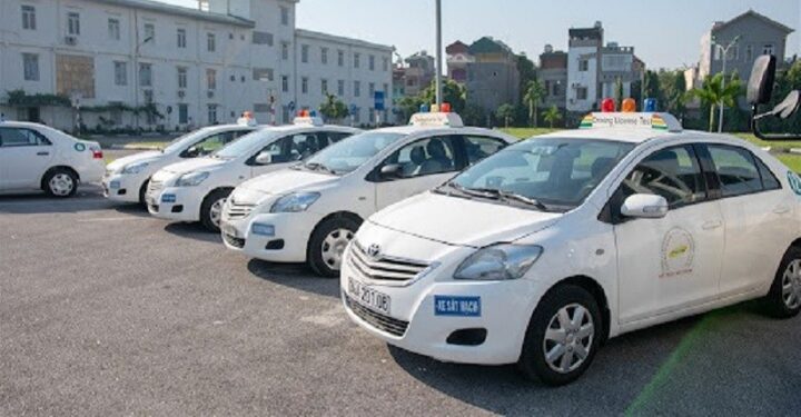 Hình ảnh học viên đang thực hành chuẩn bị cho kỳ sát hạch lái xe ô tô B2