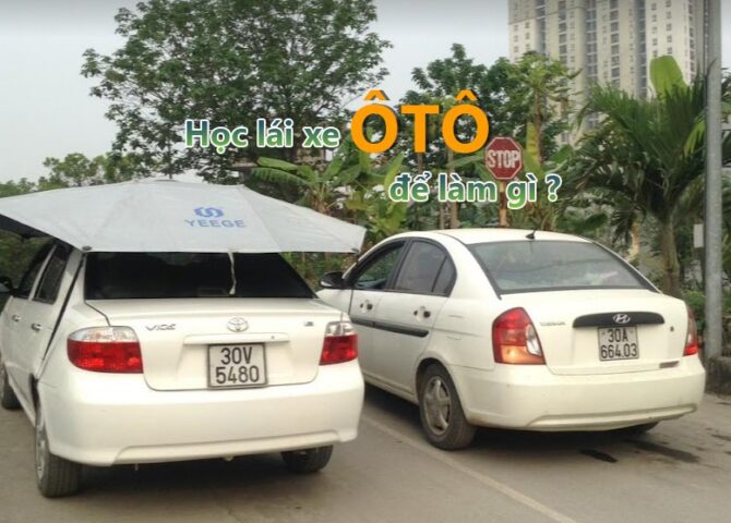 Người đàn ông cầm vô lăng lái xe trong bài thi thực hành, chuẩn bị cho khóa học lái xe ô tô trọn gói