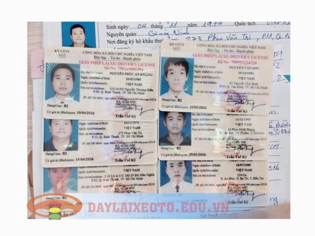 Người học sử dụng máy tính để học lái xe ô tô trên mạng, truy cập tài liệu và phần mềm ôn thi lý thuyết giao thông đường bộ.