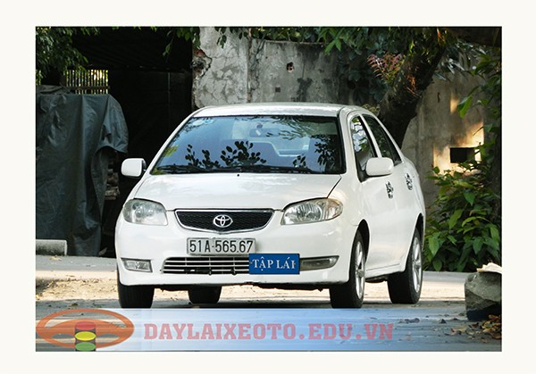 Học lái xe ô tô tại TP.HCM với xe trắng