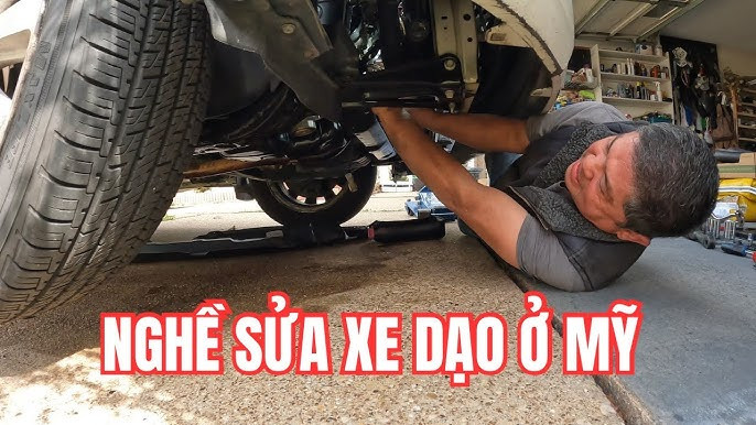 Kỹ thuật viên kiểm tra động cơ xe ô tô máy dầu, chuẩn đoán lỗi chuyên sâu