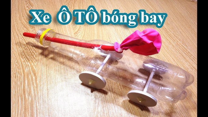 Nhiều quả bóng bay trên xe ô tô gây cản trở tầm nhìn khi lái xe