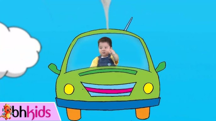 Bé trai vui vẻ lái xe ô tô đồ chơi trên đường phố mô hình với tiếng còi po pí po po po