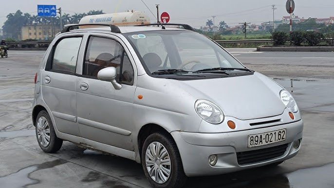 Xe ô tô Matiz đời cũ trên phố