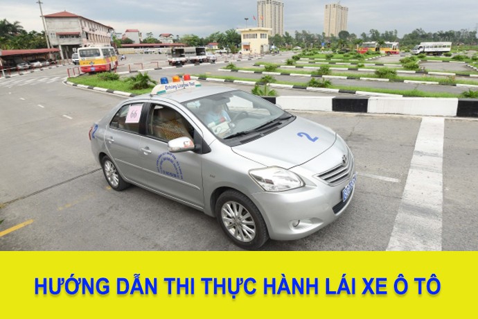 Học viên tập lái xe ô tô trên sa hình