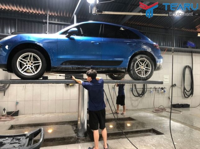 Người thợ đang thực hiện cách rửa gầm xe ô tô chuyên nghiệp