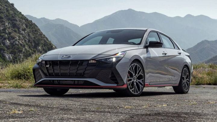 Hình ảnh xe Hyundai Elantra 2023 N-Line trên đường phố, thể hiện thiết kế thể thao và màu sắc nổi bật, thu hút người mua xe ô tô Hyundai Thái Nguyên