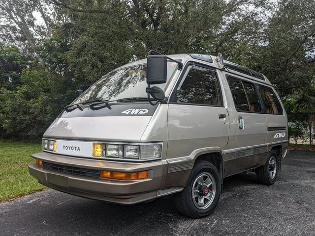 Tư vấn xe ô tô Daihatsu năm 1986: Hình ảnh tổng thể một dòng xe cổ điển Nhật Bản tại showroom.