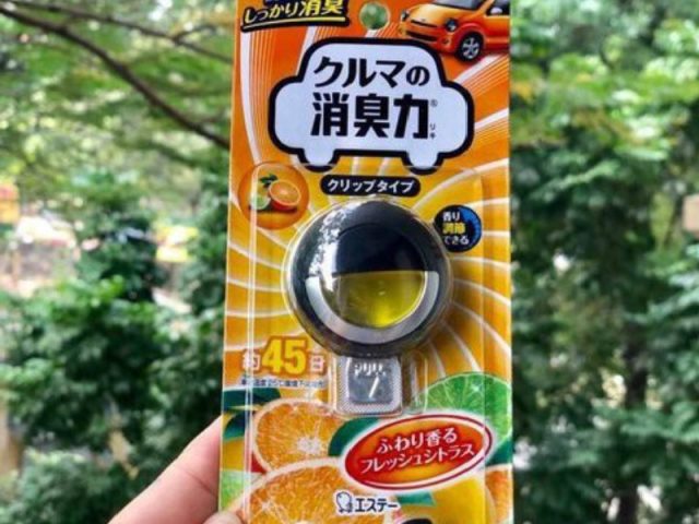 Chai nước hoa xe ô tô với hương cam tự nhiên, giúp làm mới không khí và mang lại cảm giác sảng khoái, giảm say xe và tăng cường sự tỉnh táo cho người lái trên xe ô tô.