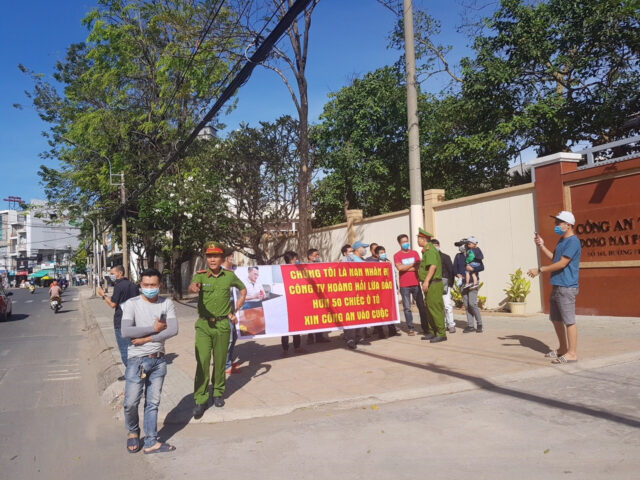 Nạn nhân tụ tập tố cáo hành vi lừa đảo qua môi giới xe ô tô