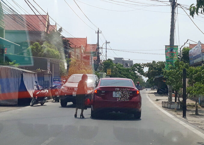 Những hành vi vi phạm khi lái xe ô tô đi Quảng Trị: Dừng đỗ xe không đúng quy định
