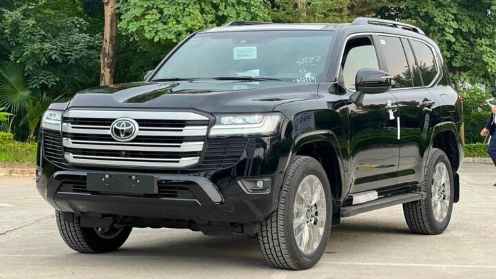 Hình ảnh xe ô tô Toyota Land Cruiser 2024 màu bạc, thể hiện thiết kế uy lực và mạnh mẽ, cập nhật **giá xe ô tô Toyota Land Cruiser**.
