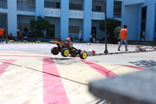 ô tô tự chế siêu xe sinh viên Lạc Hồng đua trên sân trường