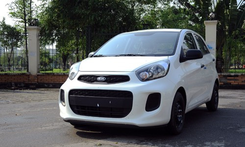 Xe Kia Morning Van biển D đăng ký 5 chỗ màu trắng di chuyển trên đường