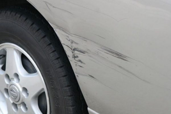Thao tác xóa vết xước xe ô tô nhẹ bằng kem đánh răng