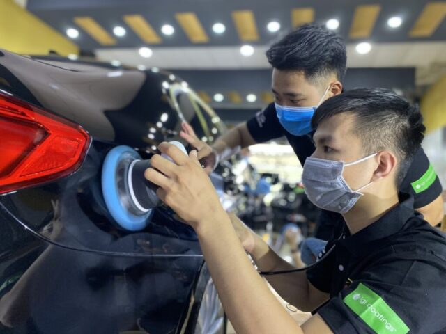 kỹ thuật viên đánh bóng xe ô tô màu đen Việt Nam Car Care 7