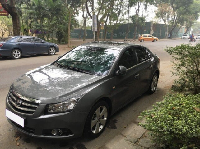 Mẫu xe Chevrolet Lacetti CDX đời 2010 màu bạc, nổi bật với thiết kế sedan thanh lịch