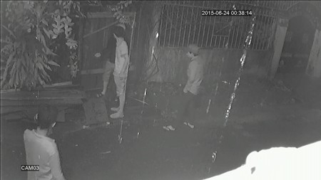 Bốn đối tượng trộm cắp đang bê gỗ lên xe tải trong đêm tối