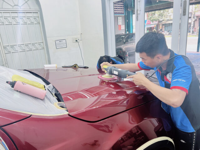 Sơn tút xe ô tô khôi phục vẻ đẹp ban đầu