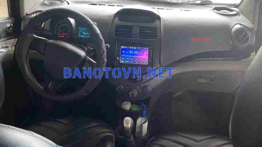 Mẫu xe ô tô Chevrolet Spark 2011 màu xanh, phiên bản LS 1.2 MT, góc nhìn phía trước bên trái.