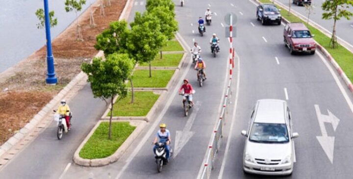 Tài xế ô tô thực hiện hành vi lỗi chuyển làn không có tín hiệu