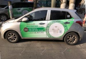 Quảng cáo thương hiệu Bridgestone dán trên xe ô tô cá nhân, minh họa hiệu quả đăng ký quảng cáo trên xe ô tô