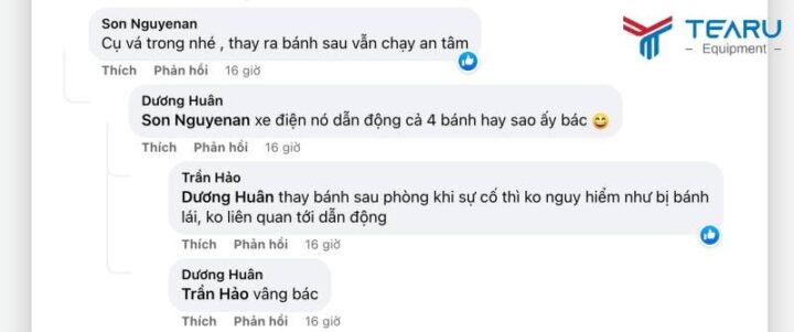 Người thợ đang kiểm tra vết rách trên lốp xe ô tô để đánh giá khả năng vá hay thay mới.