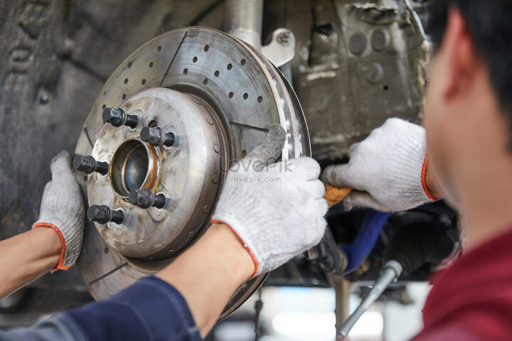 lovepik auto mechanic repairing car troubleshooting picture 501689571