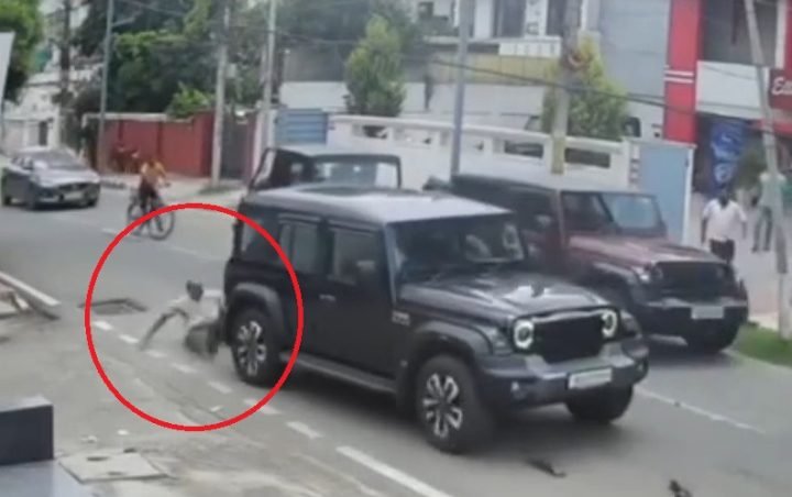 Xe ô tô lùi tông trúng người đi xe máy sau va chạm ban đầu tại Jammu