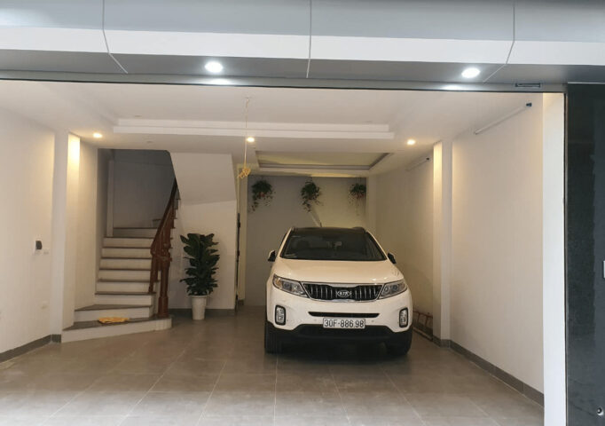 Mẫu thiết kế nhà gửi xe ô tô trong nhà hiện đại với hai xe và không gian thông thoáng, tối ưu diện tích.