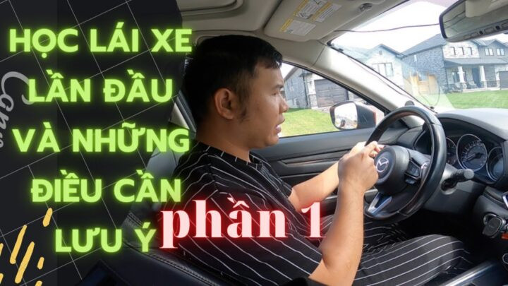 Kỹ thuật viên kiểm tra hệ thống lái của xe ô tô bị long đầu để chẩn đoán nguyên nhân