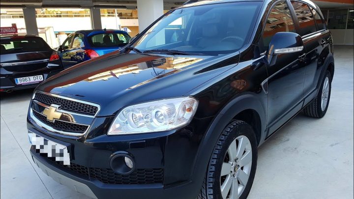 Xe ô tô Chevrolet Captiva 2010 màu bạc đang di chuyển trên đường, thể hiện thiết kế SUV mạnh mẽ.
