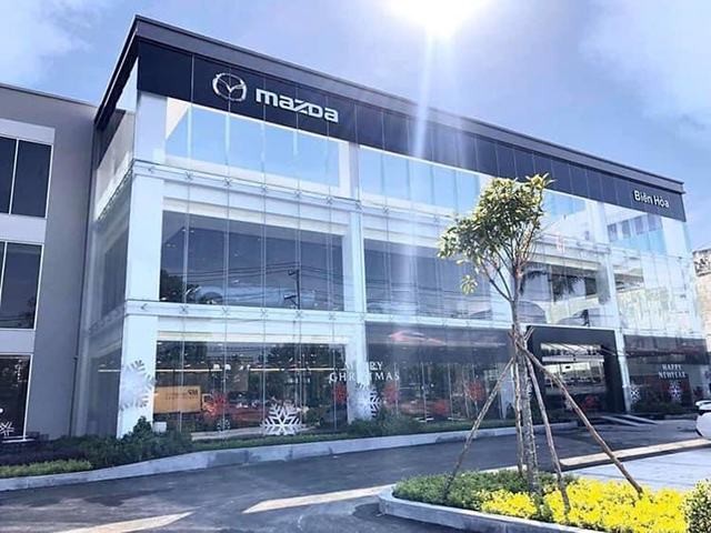 Ngoại thất đại lý xe ô tô Mazda Biên Hòa với logo thương hiệu rõ nét, chào đón khách hàng đến trải nghiệm các mẫu xe Mazda mới nhất tại Đồng Nai.
