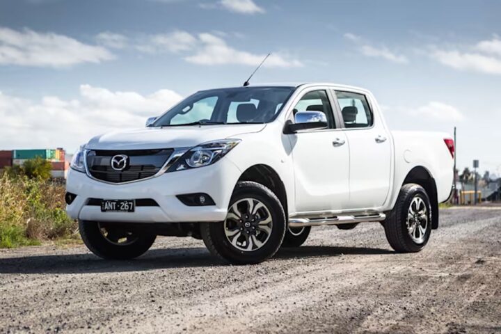 Hình ảnh tổng quan Mazda BT-50 2021 màu trắng, cận cảnh thiết kế ngoại thất và giá xe ô tô Mazda BT-50
