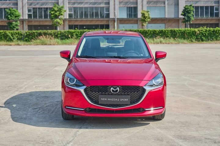 Kiểu dáng ngoại thất sang trọng của xe ô tô Mazda 2 với lưới tản nhiệt mới