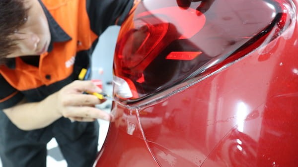 Miếng dán chống xước PPF bảo vệ hõm và tay cửa xe ô tô trong quá trình lắp đặt