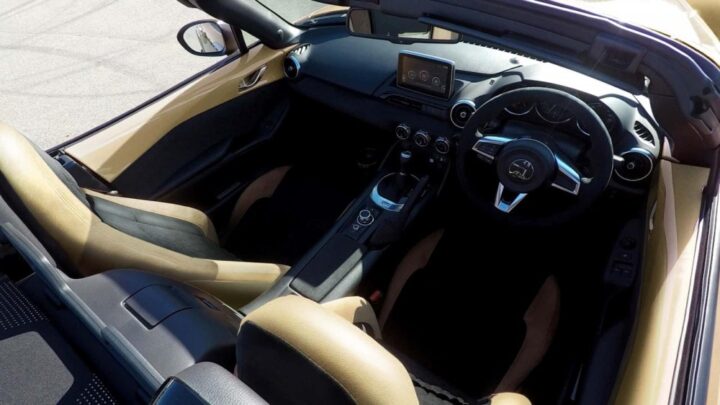 Nội thất 2 chỗ bọc da của Mitsuoka Himiko 2024