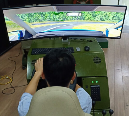 Người học thực hành trên hệ thống mô phỏng lái xe ô tô cho PC hiện đại