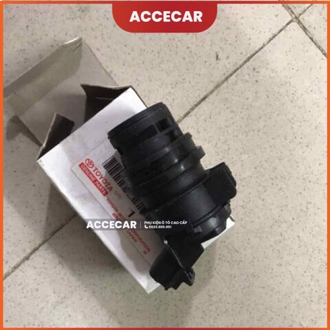 Mô tơ bơm nước rửa kính xe ô tô trong khoang động cơ xe