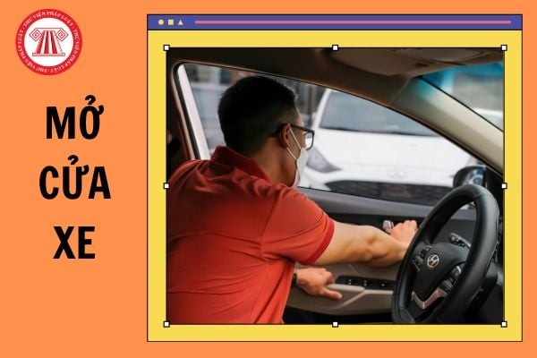 Người lái xe ô tô quan sát trước khi mở cửa theo quy định mới