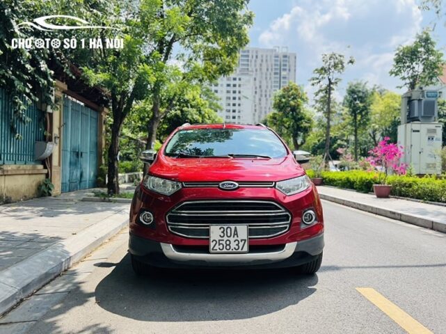 Đầu xe Ford EcoSport cũ màu đỏ với thiết kế năng động, đèn pha halogen sắc sảo