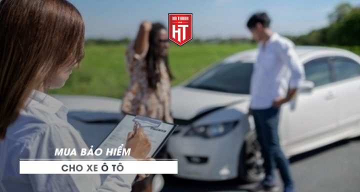 Người lái xe ô tô mới đang nghiên cứu hợp đồng bảo hiểm