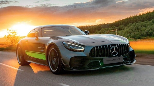 Thị trường mua bán xe ô tô Mercedes cũ sôi nổi tại Việt Nam