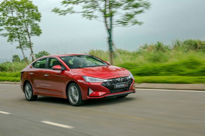 Ô tô Elantra Sport màu trắng với thiết kế ngoại thất thể thao, lưới tản nhiệt cascading đặc trưng