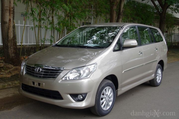 Hình ảnh ngoại thất xe ô tô Innova 7 chỗ đời 2012 màu trắng từ góc 3/4 phía trước, tổng quan thiết kế