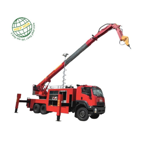 Máy xúc chuyên dụng với kẹp thủy lực hỗ trợ phá dỡ xe ô tô