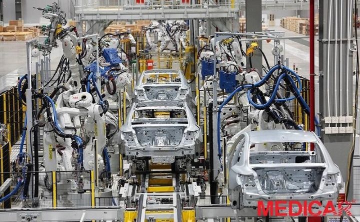 Xưởng hàn thân xe tự động với robot hiện đại tại nhà máy sản xuất xe ô tô điện VinFast