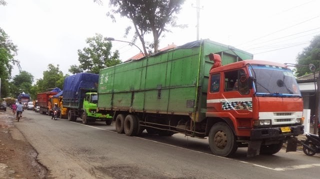 Hiện trường tai nạn xe ô tô đâm liên hoàn trên đường cao tốc