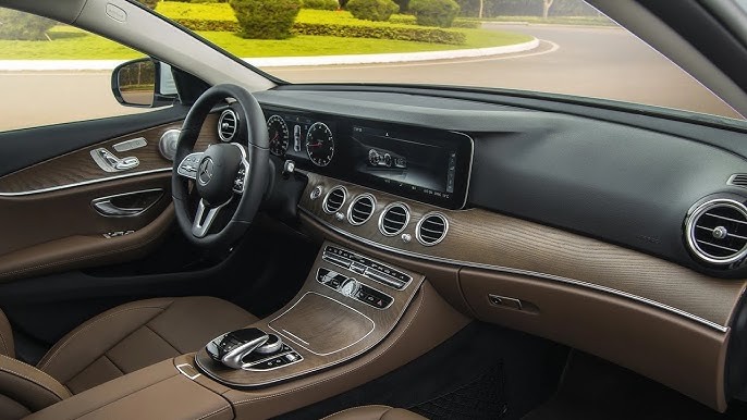 Rèm che nắng giúp bảo vệ và nâng tầm nội thất xe sang Mercedes