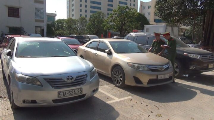 Hình ảnh xe ô tô nhập lậu hạng sang bị cơ quan chức năng thu giữ tại Thanh Hóa